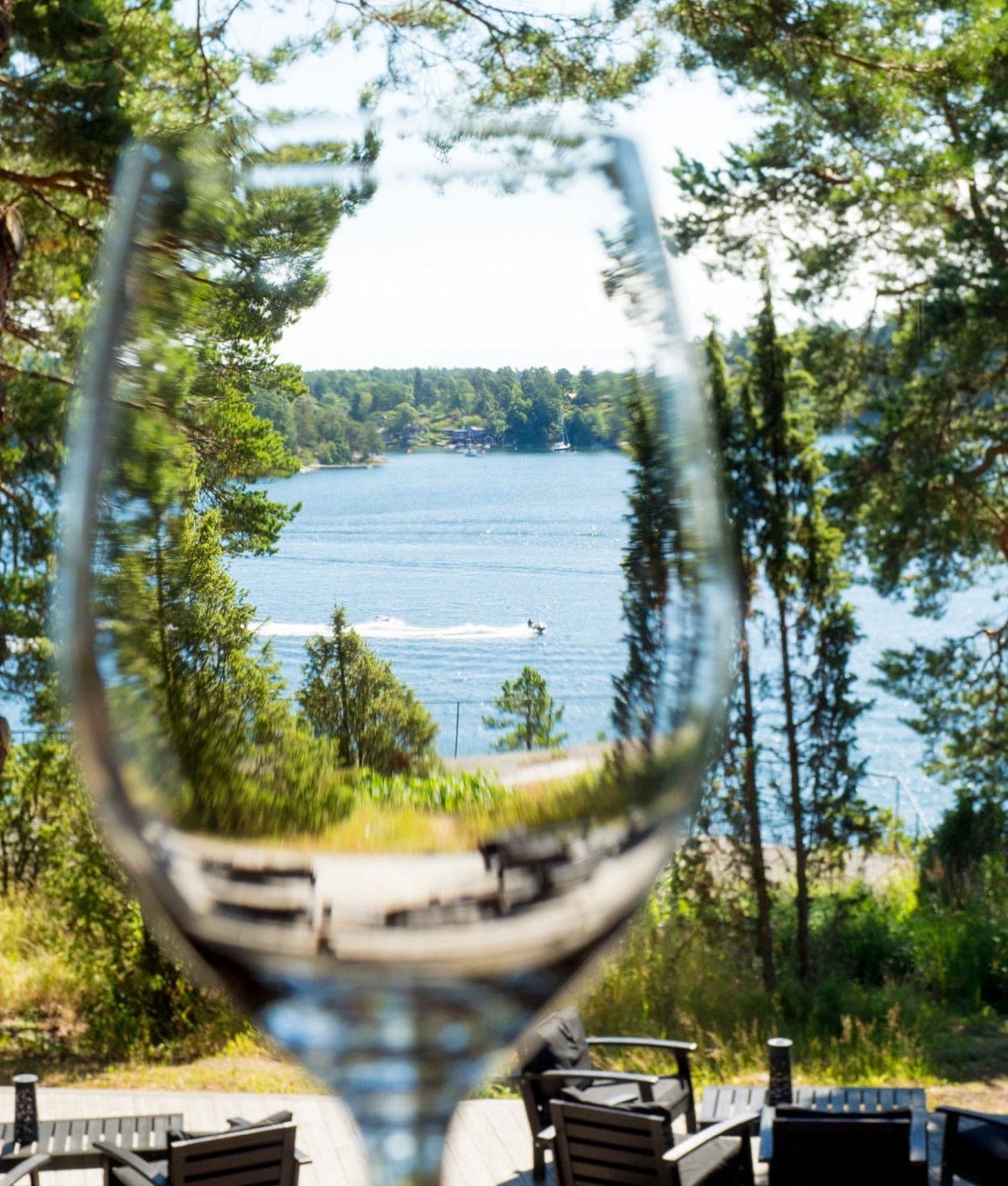 A wine glass framing the Djuröhäll archipelago view